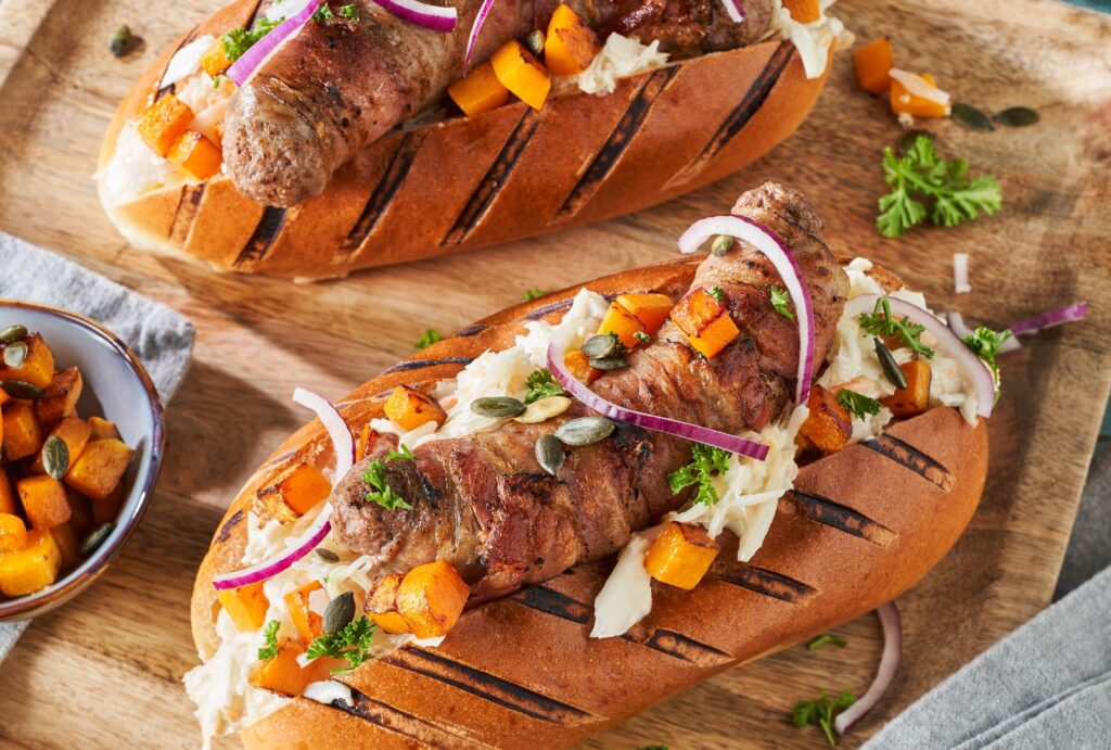 BBQ hotdog met ontbijtspek en coleslaw